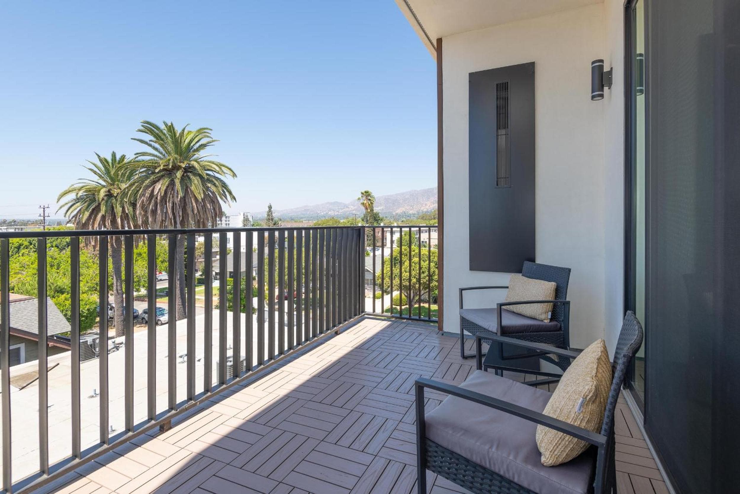 Stylish Apartments in Glendale with Free Parking