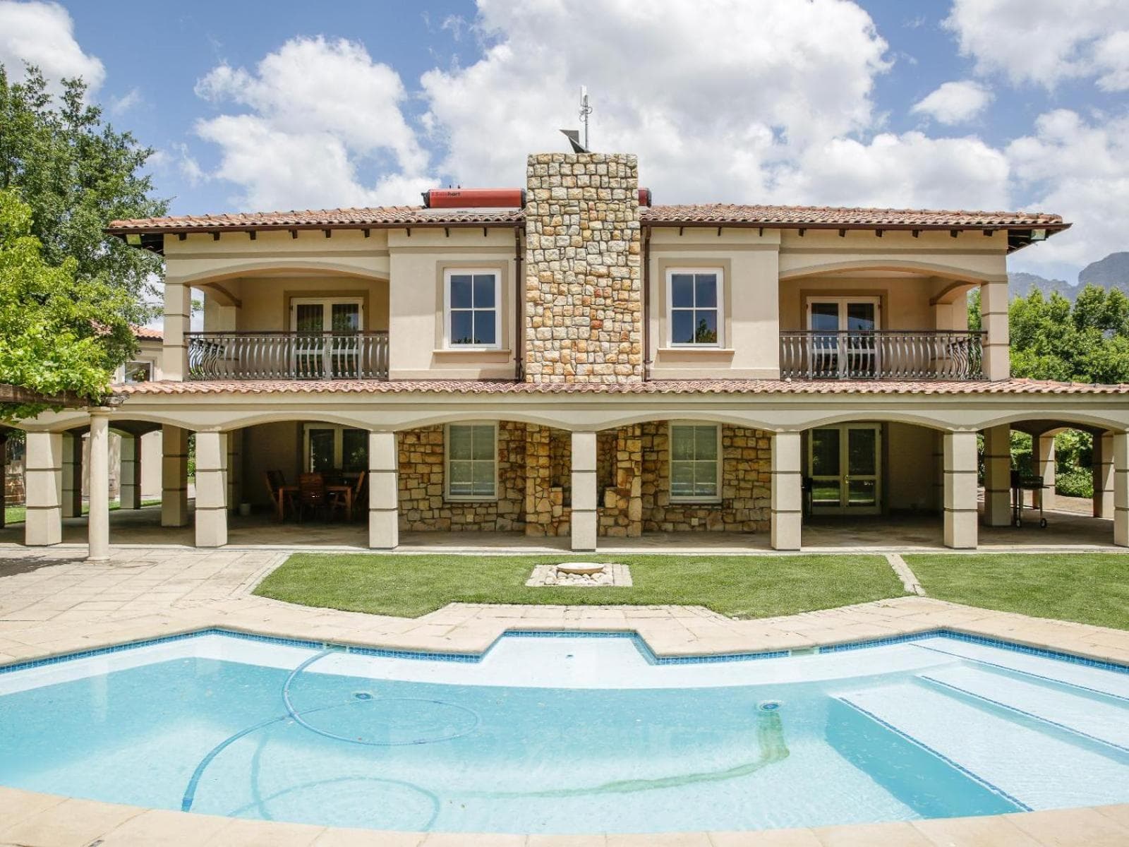 Dawn Mountains Estate