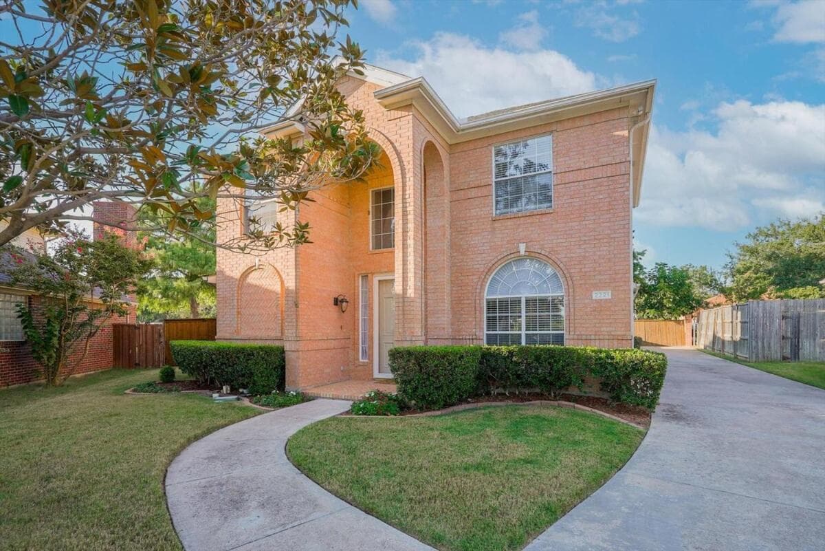 Glamorous 4BR Holiday Home with Pool, Hot Tub & Grill