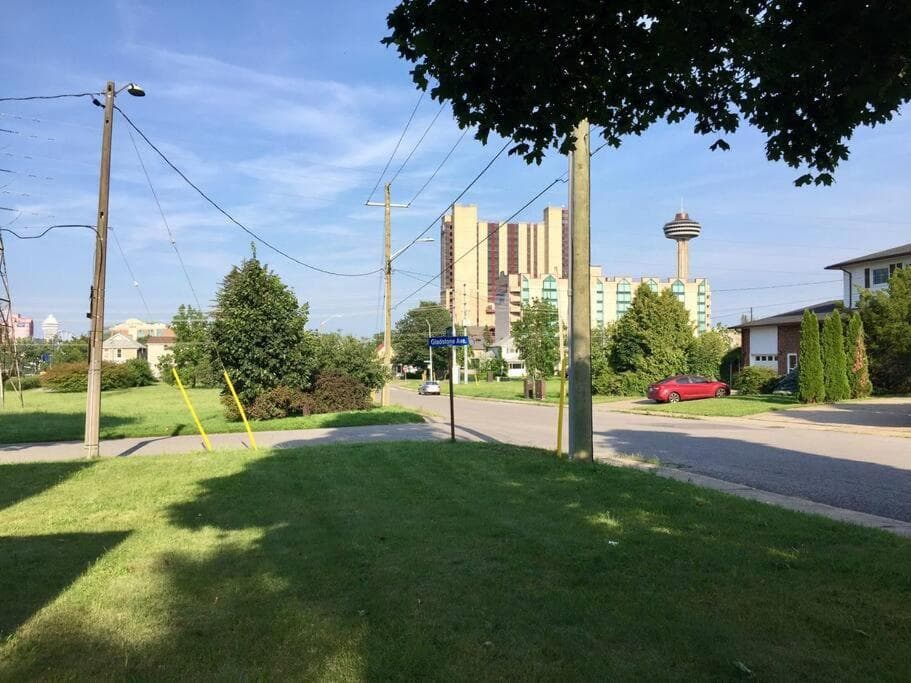Niagara Sky Line 2- Walk to the Falls WIFI and Parking