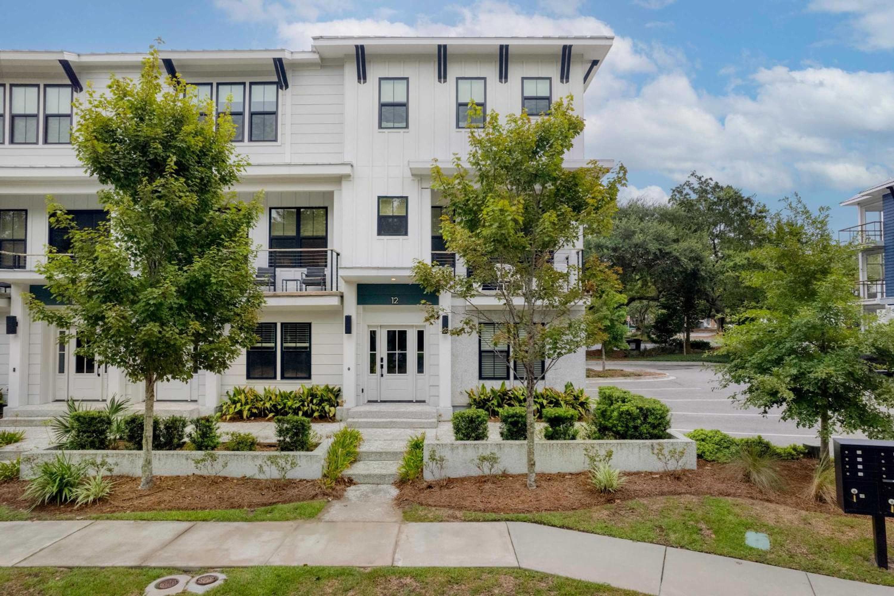 Sincerely Shem- 7 min to Beach and Downtown CHS