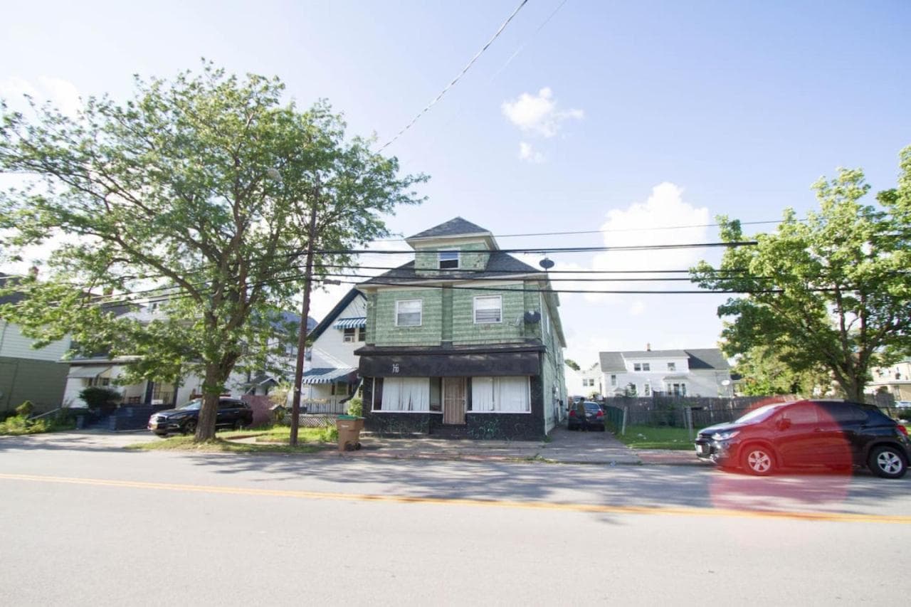 10 Mins to Airport Apt with King Beds