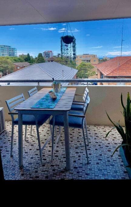 Bright Scandi inspired 1bedroom apartment walkable to beach and town