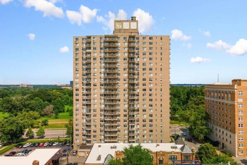 Discover St Louis Modern 3BR with Top Amenities