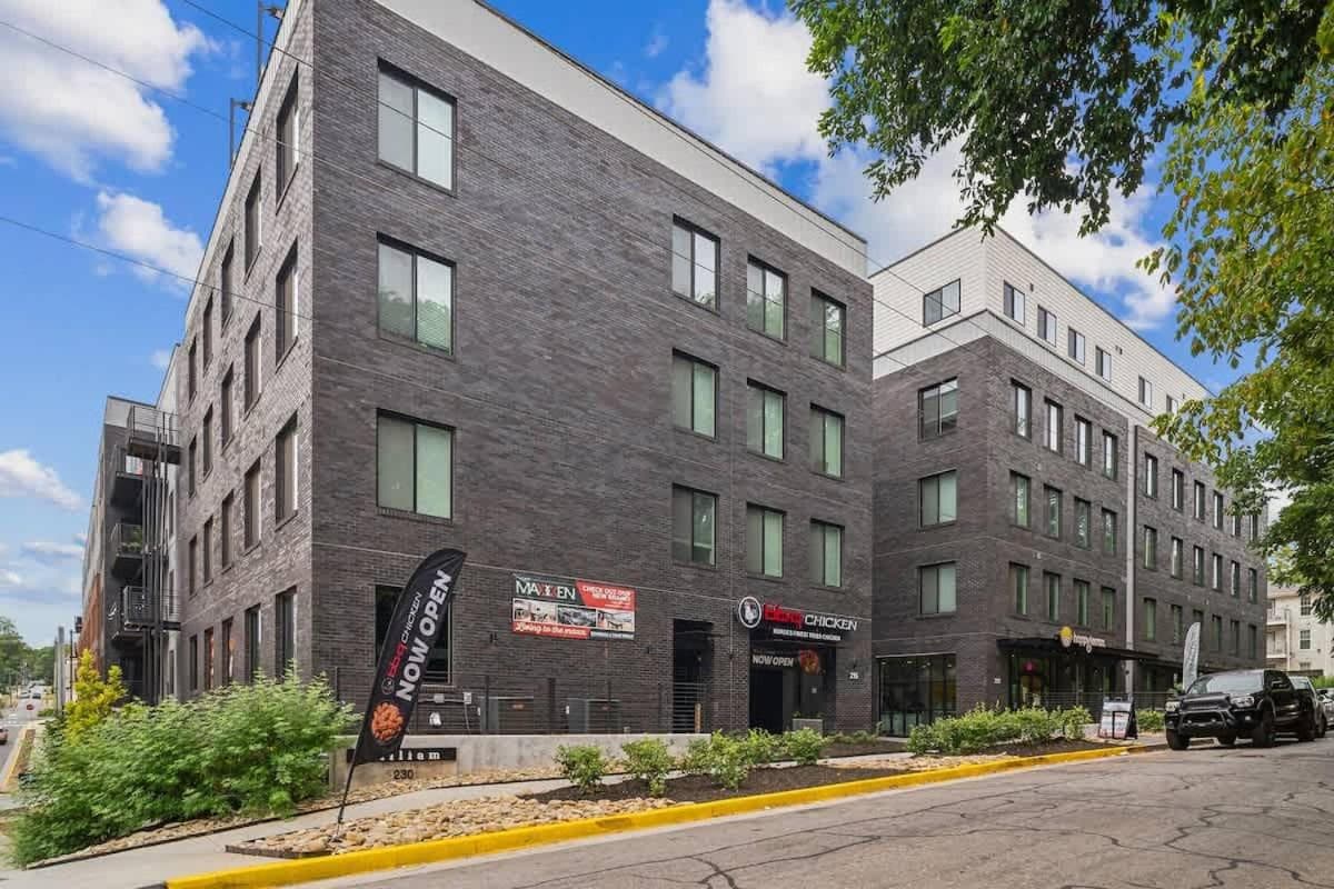 Extraordinary Retreat for 4 w Rooftop Pool Gym & Rooftop Stunning Views Near Sanford & UGA