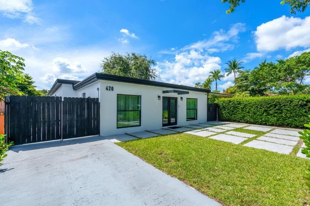 Family Home with Luxurious Pool For 12 People