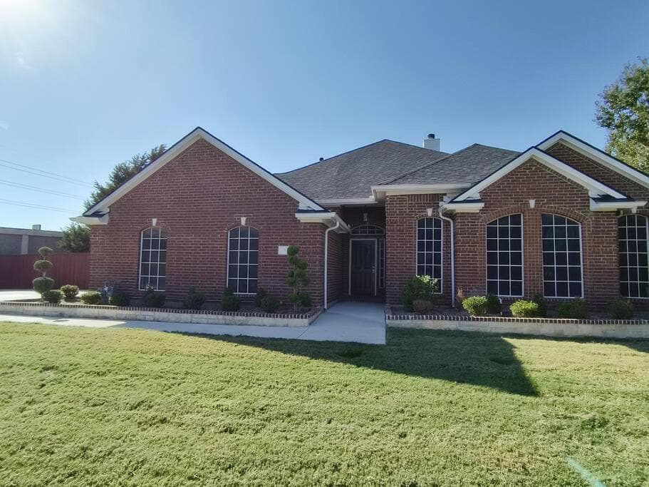 Newly Remodeled 3Bed2Bath Monthly Rental with Pool, Office Space