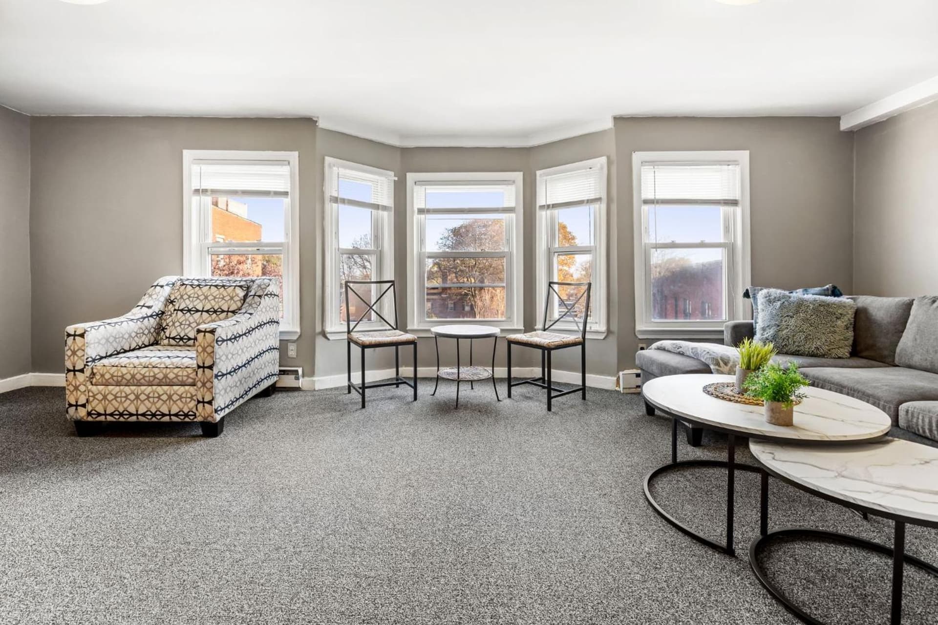 Downtown Beverly Apartment 8 Minutes to Salem and has King Beds