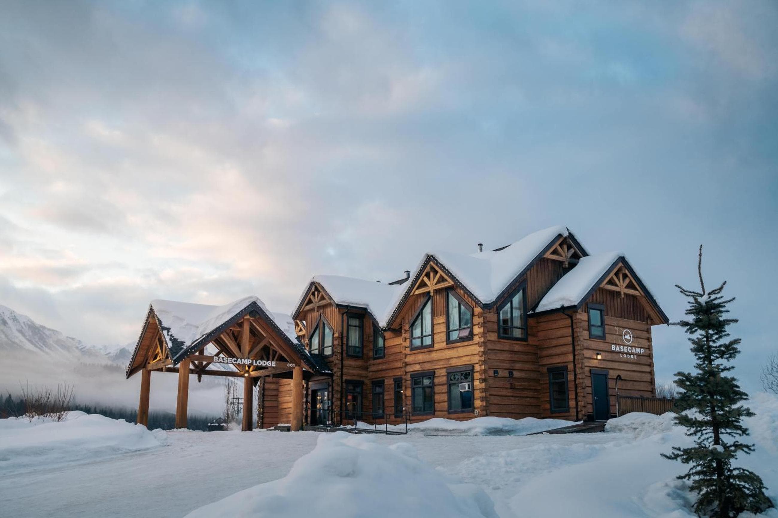 Basecamp Lodge Golden