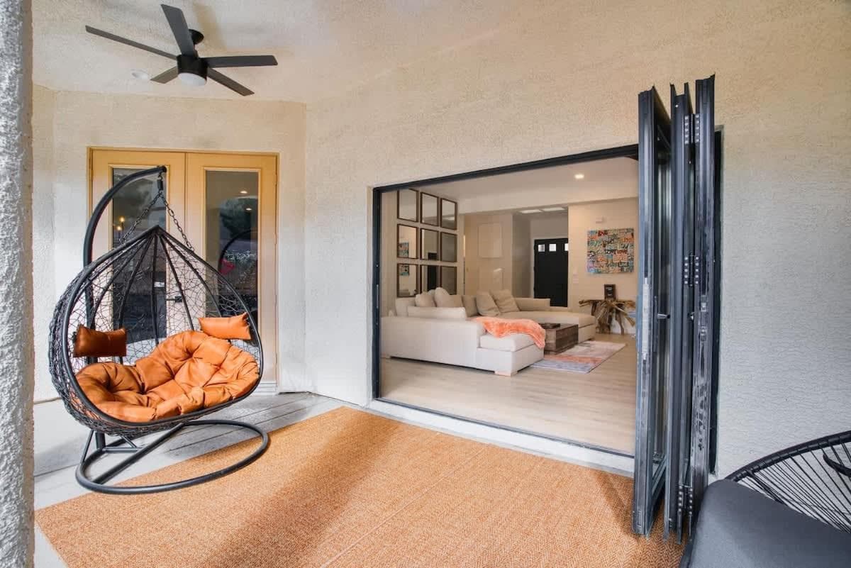LUXURY VEGAS VILLA! CLOSE TO STRIP! Hot Tub, Heated Pool, Game Room