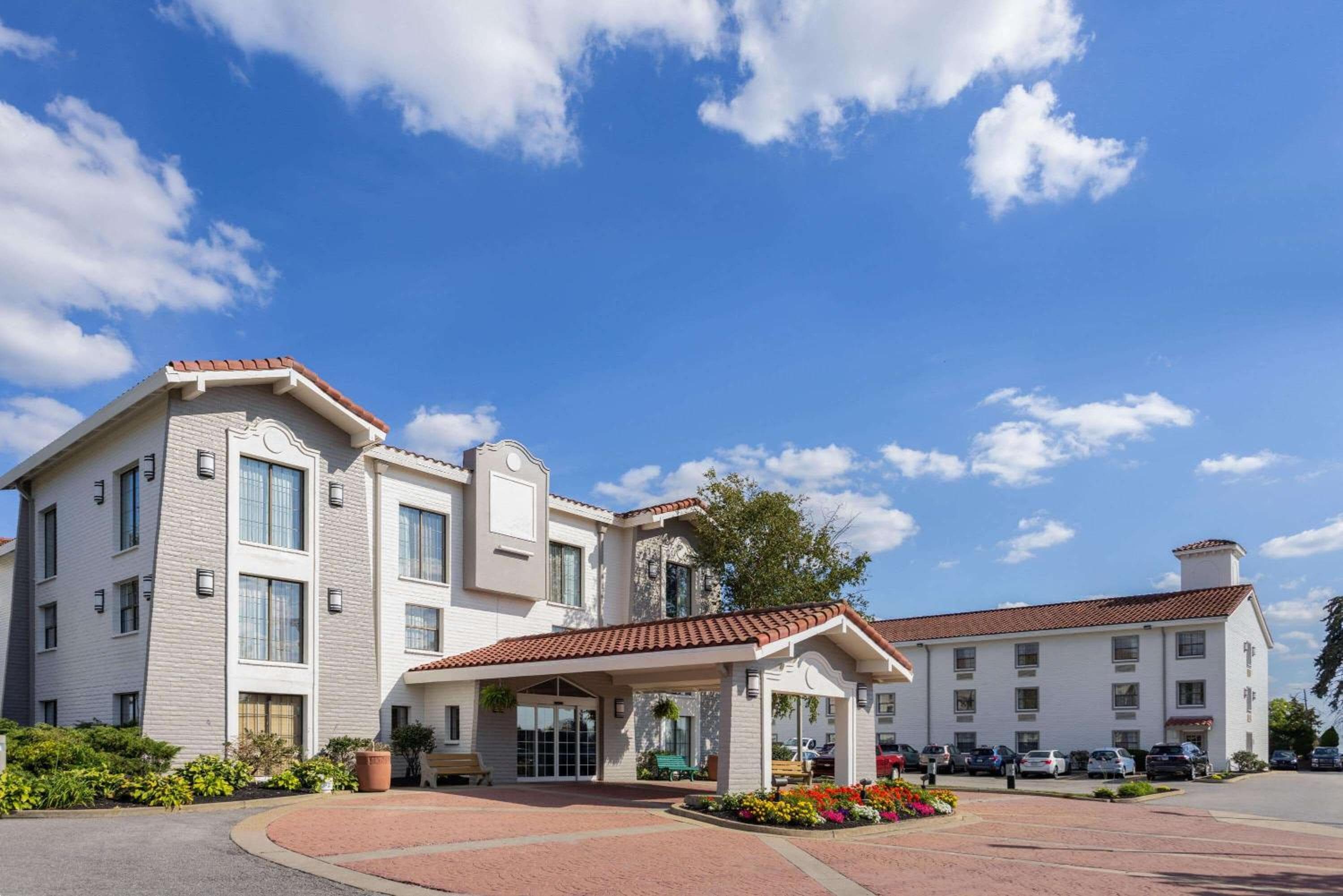 La Quinta Inn by Wyndham Pittsburgh Airport