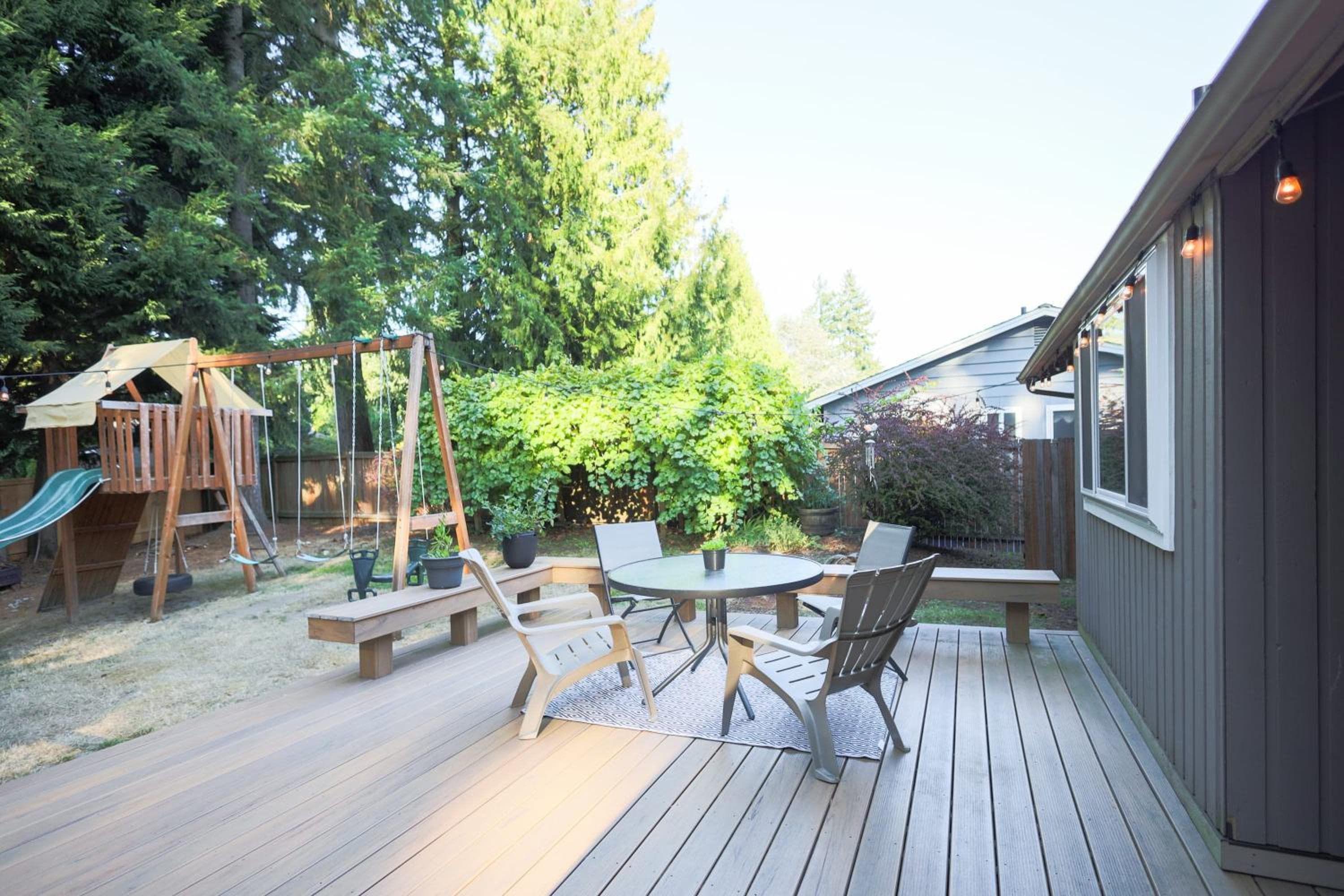 Charming and Spacious House with Relaxing Huge Deck