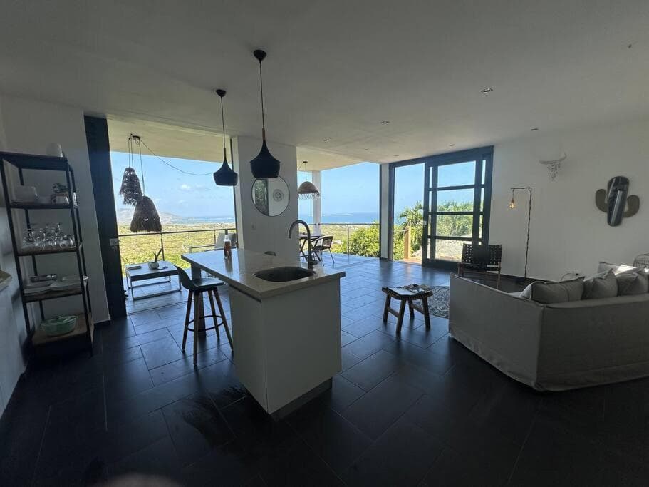 Maison d'architecte avec vue sur la nature et l'océan