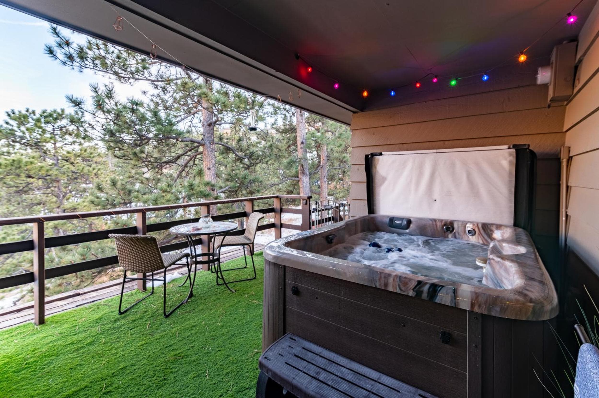 2 Hot Tubs + Sauna + Mountain Views | Winnemucca Retreat