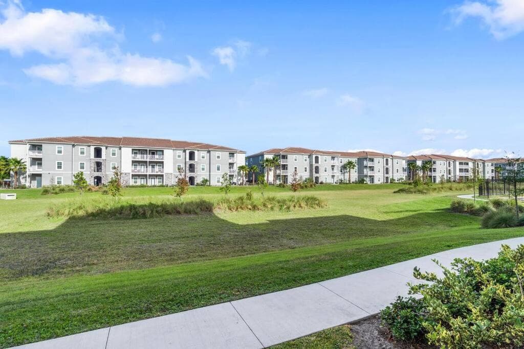 Gorgeous 2 Bedroom Condo in Prime Melbourne Close to Beaches