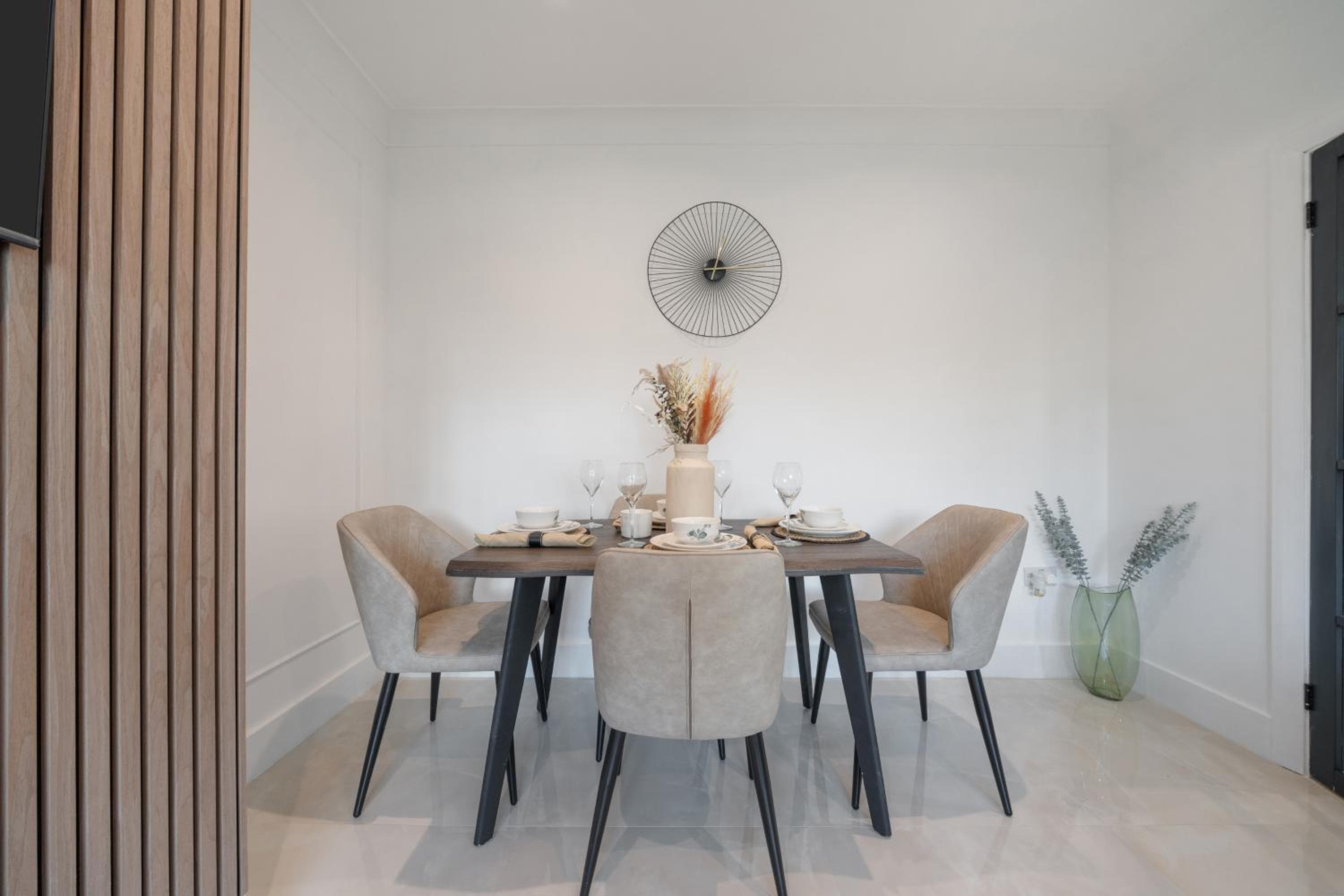 Award winning 2026 Stunning Modern 2 Bedroom Apartment in Mill Hill next to Train Station!