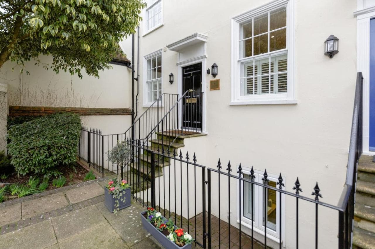 Elegant Epsom Flat in Period Building
