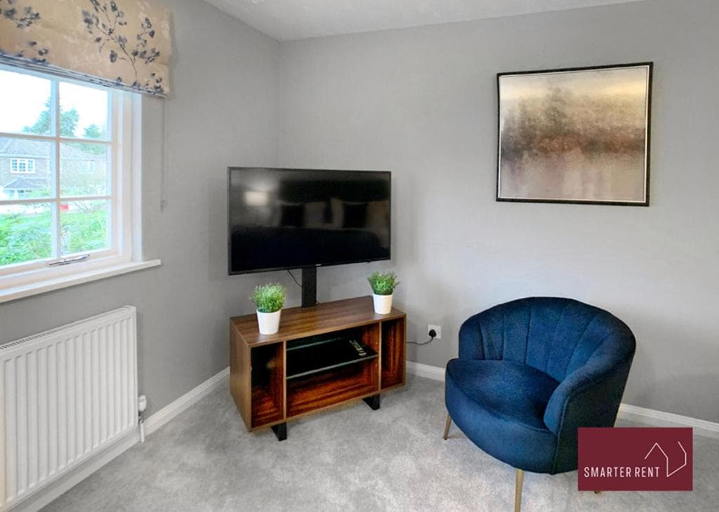 Weybridge - 4 Bedroom Home - Driveway & Garden