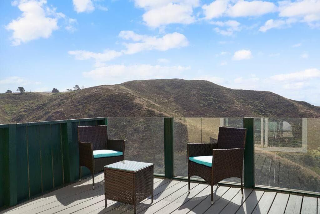 Mountain View 2BR 1 Bath Retreat with Private Lanai