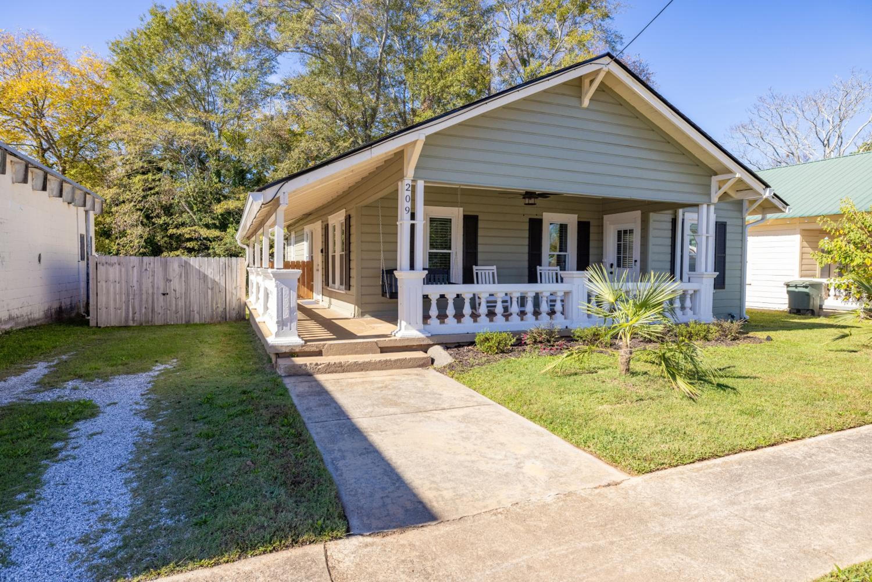 Cozy Downtown Seneca Bungalow