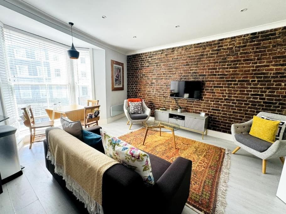 Waves, Central Beach Town Apartment