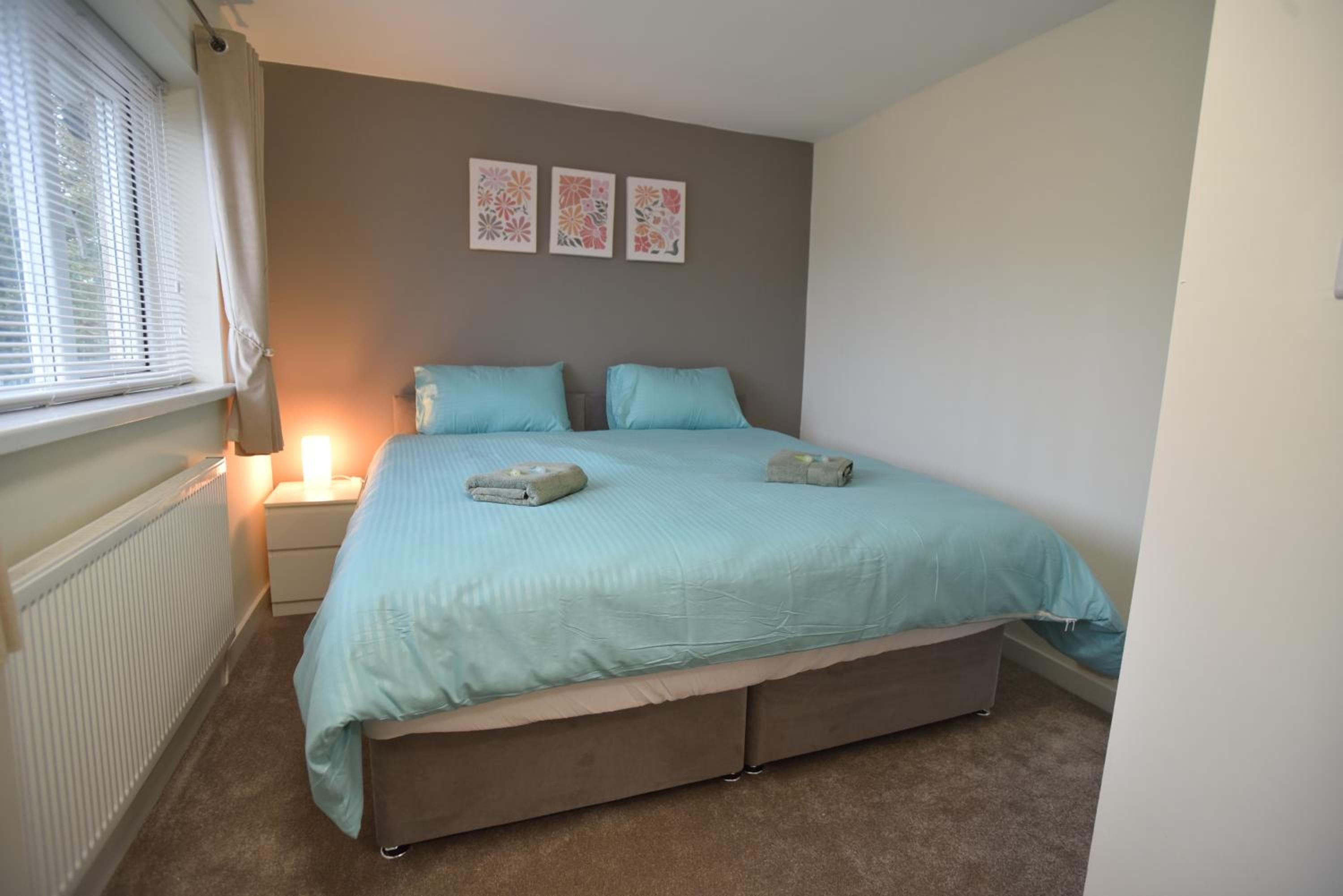 3 Bedrooms, Spacious, off road parking, Minimum 2 Nights