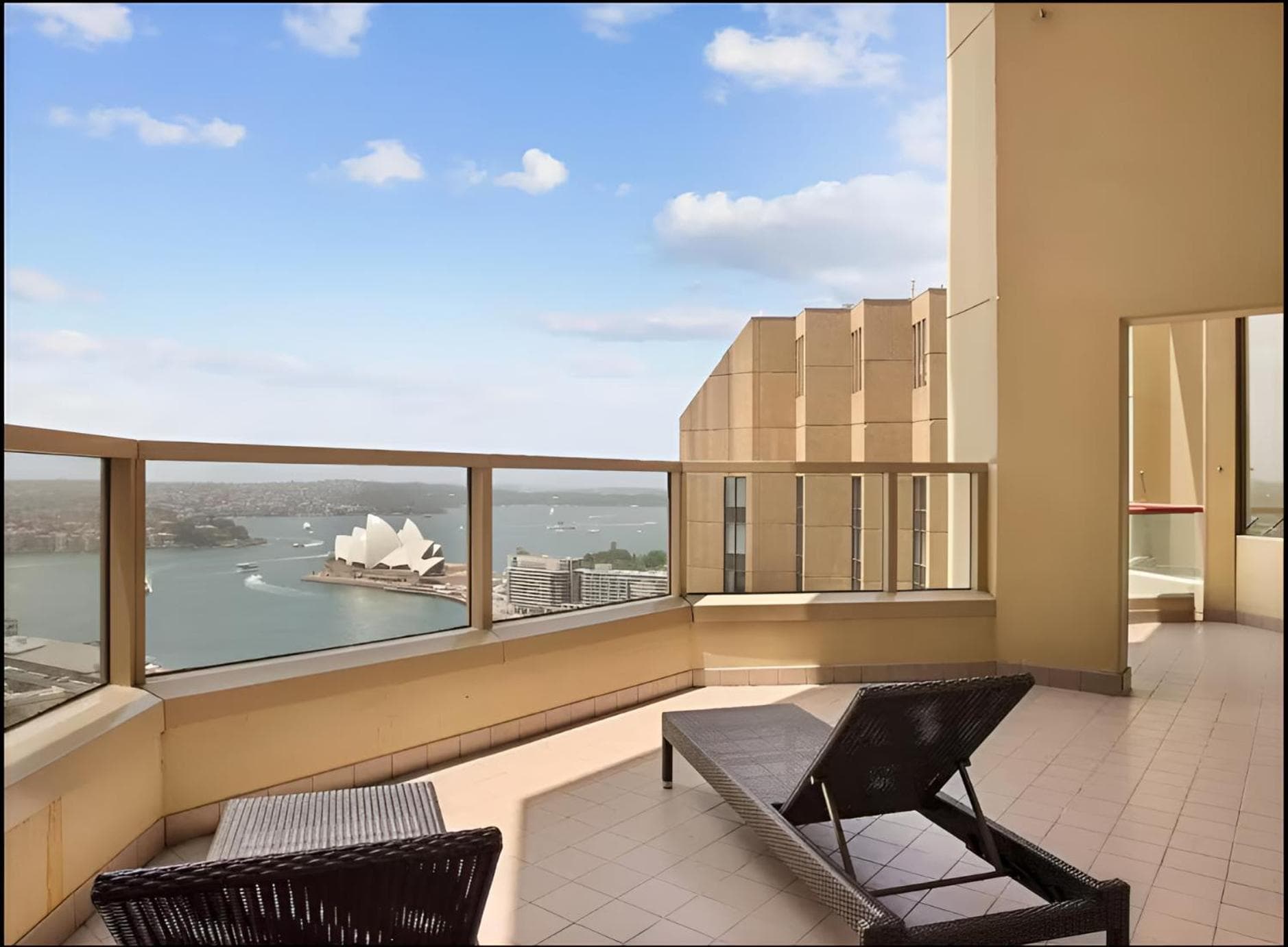 Central Sydney Apartment with Pool, Sauna & Gym!