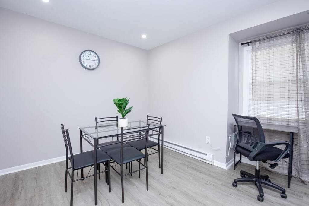 Entire Home with Washer, Dryer and Smart TV - 30 Min NYC