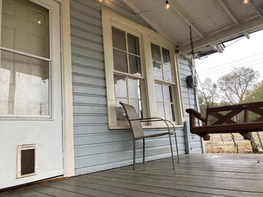 Rustic Cozy Cottage, 1 Mile from Downtown, Ideal for Visiting Workers