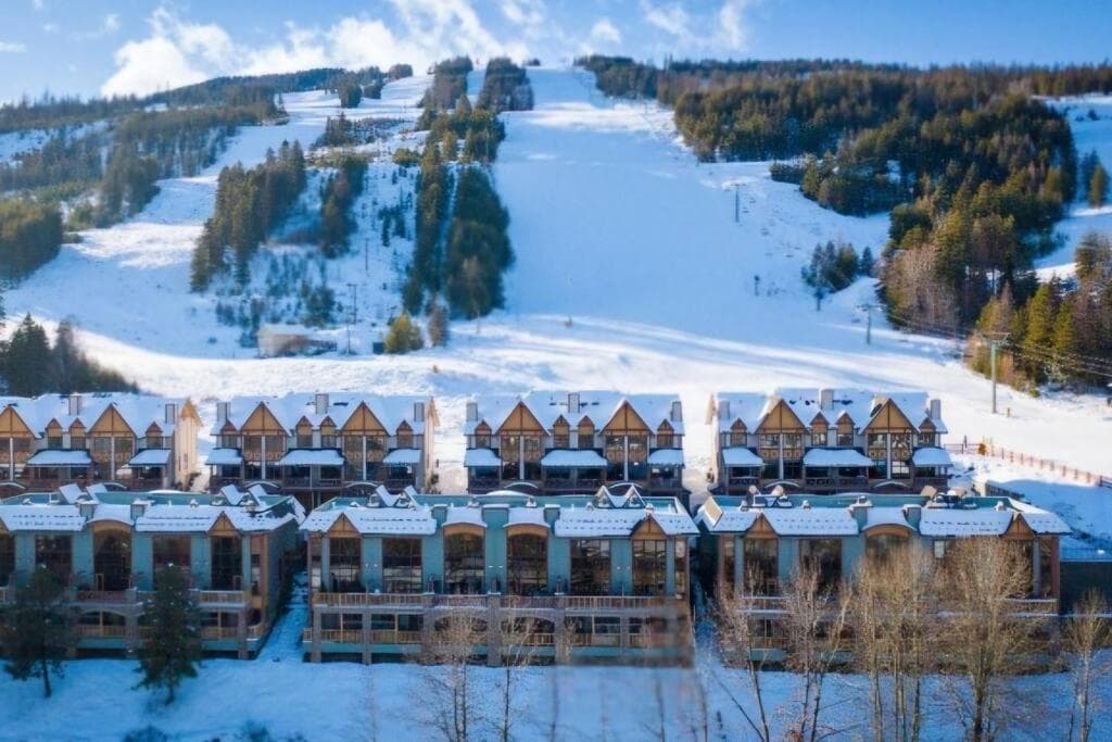 Mountain Escape for Ski and Golf Enthusiasts
