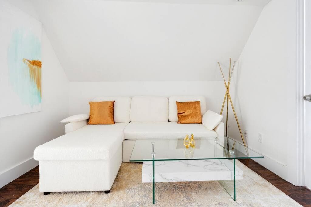 NYC Luxury 1BR PRIME Location and Free Parking