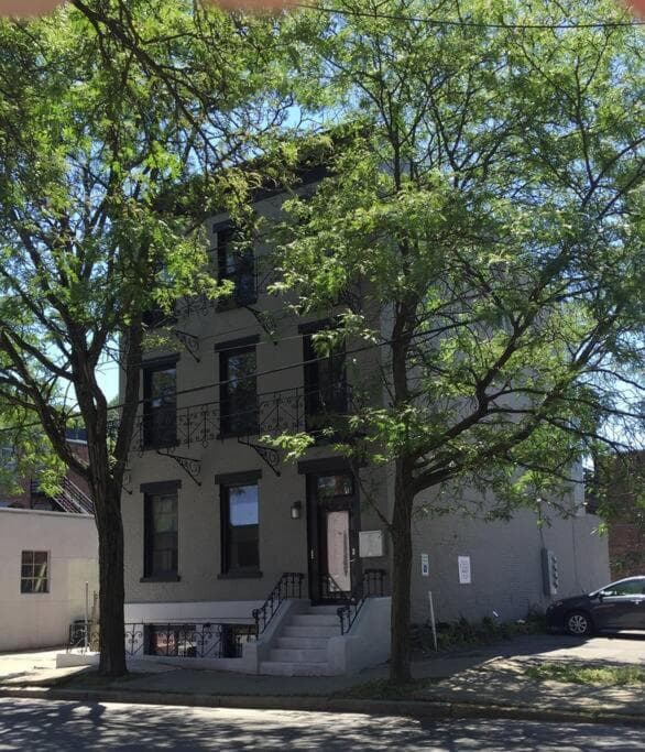 Beautiful 2 Bedroom Downtown Troy - 10 Years Host!