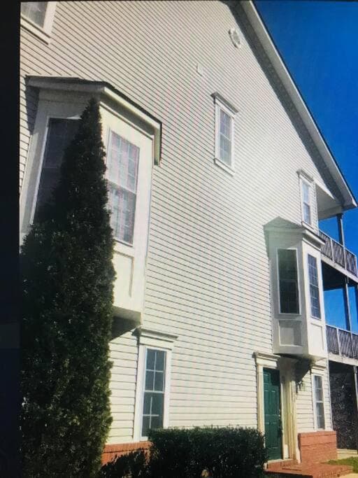 Sunny townhouse 3 bedroom walk to shops