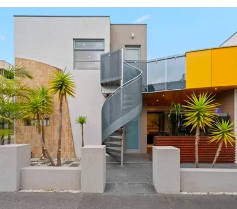 Entire studio with balcony