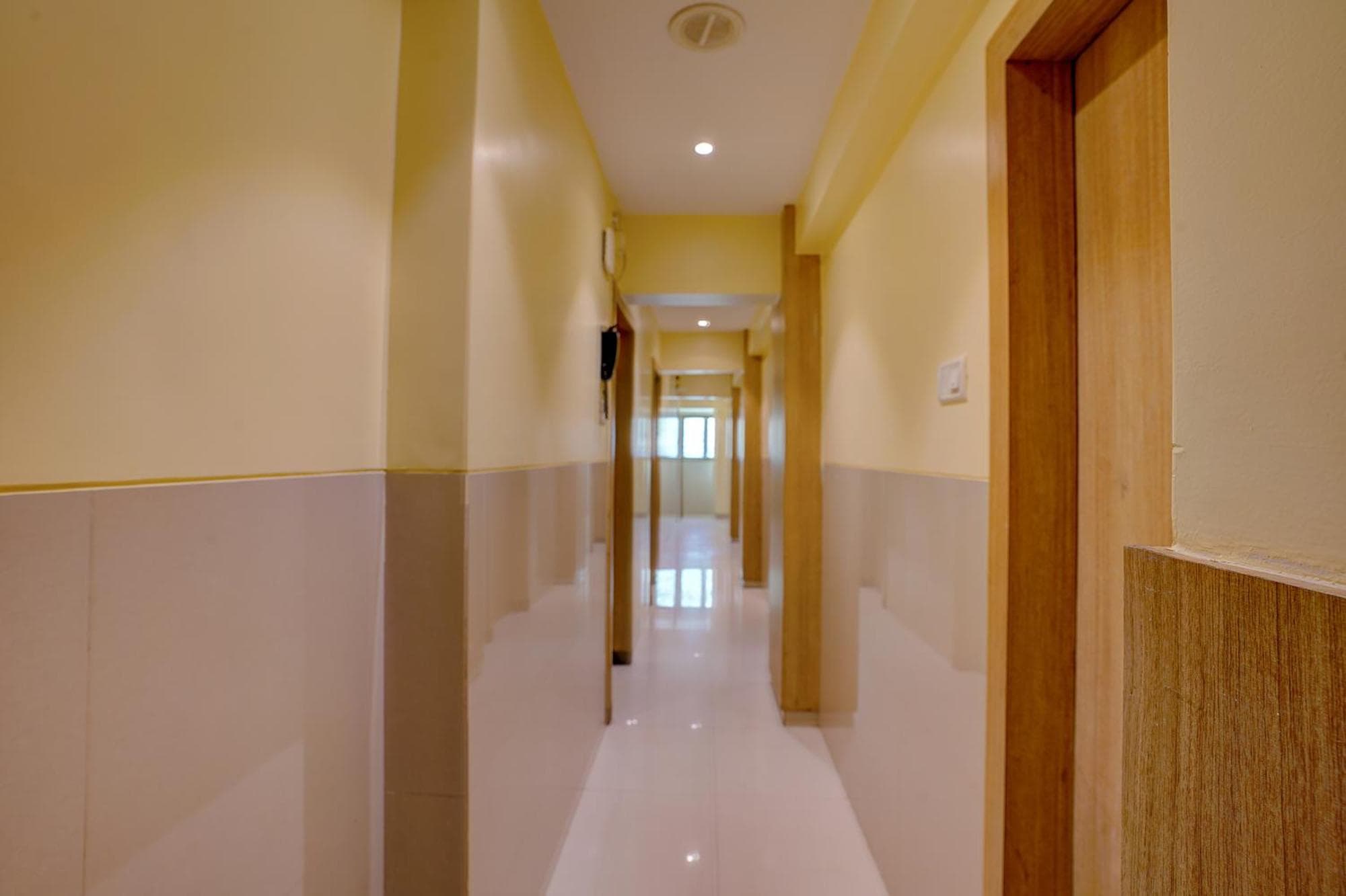 FabHotel Starwood Residency - 100M From Dr DY Patil Stadium