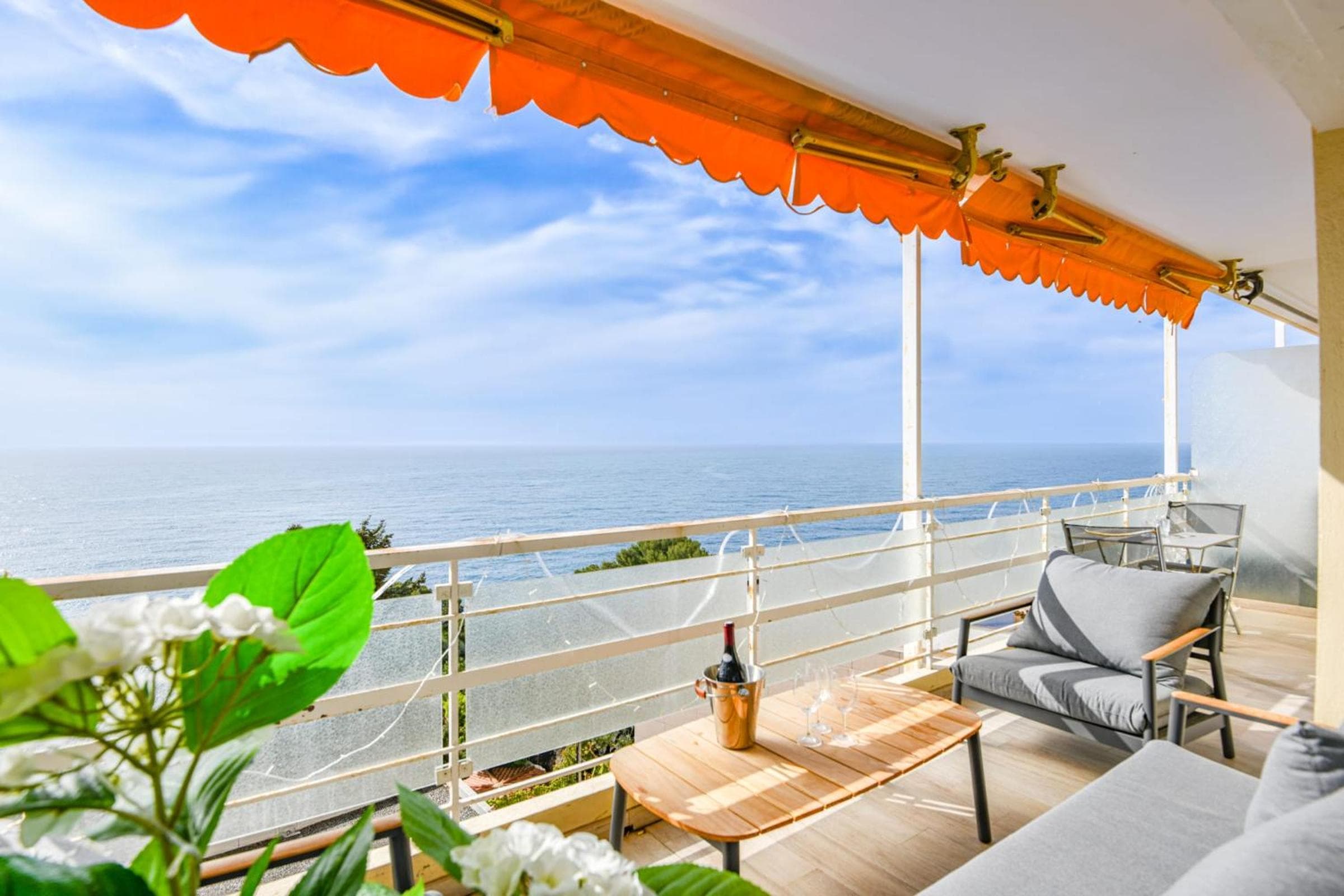 Appart belle vue mer et plage proche de Monaco