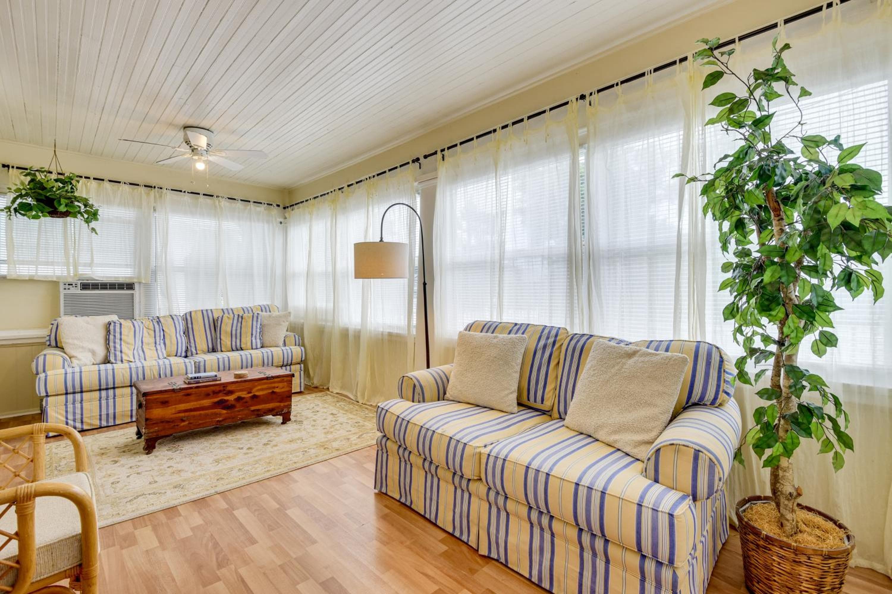 < 1 Mi to Dtwn Bradenton & Riverwalk! Sunny Apt