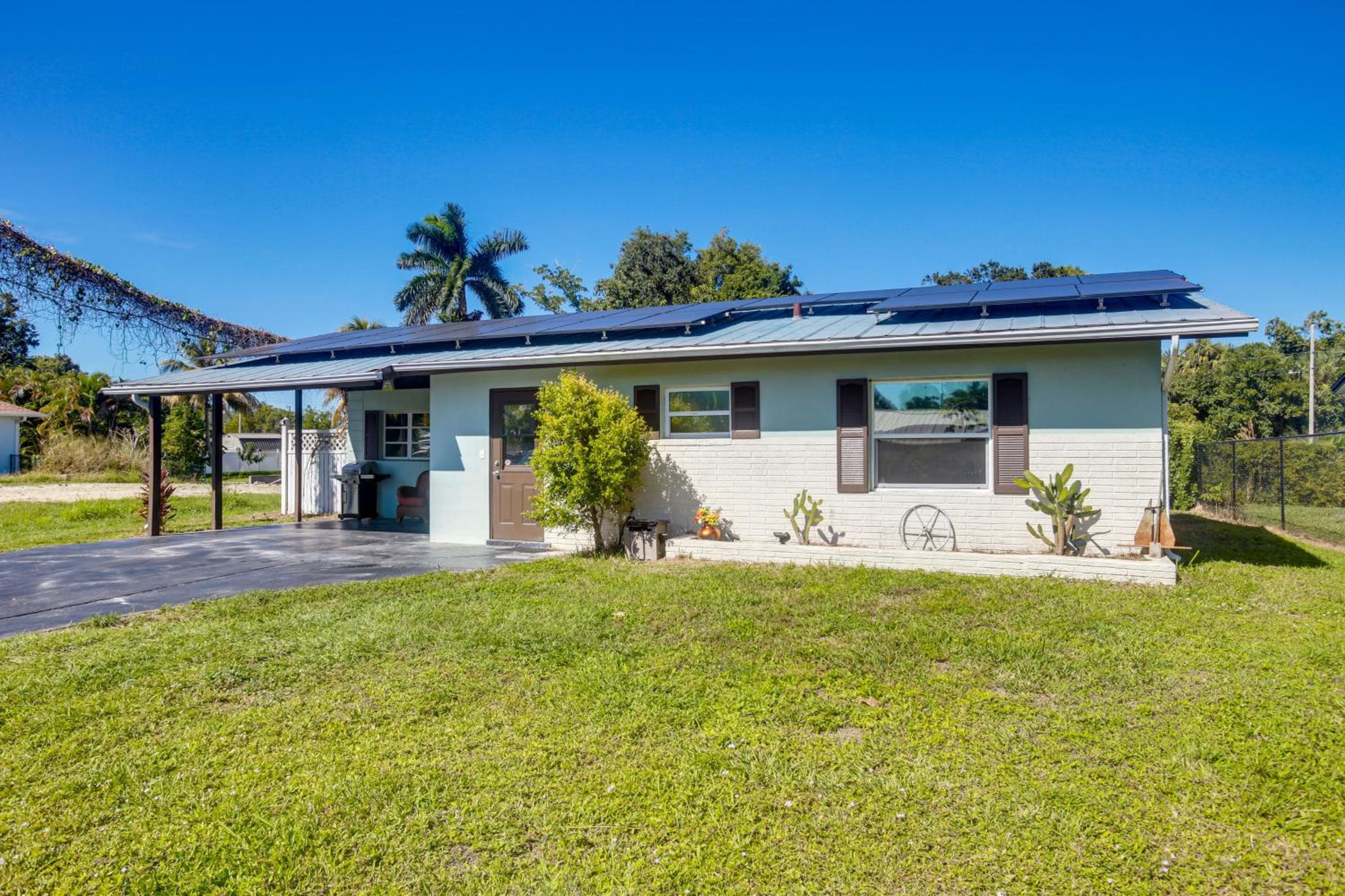 2 Mi to Dtwn Fort Myers! Home w/ Dock on Canal