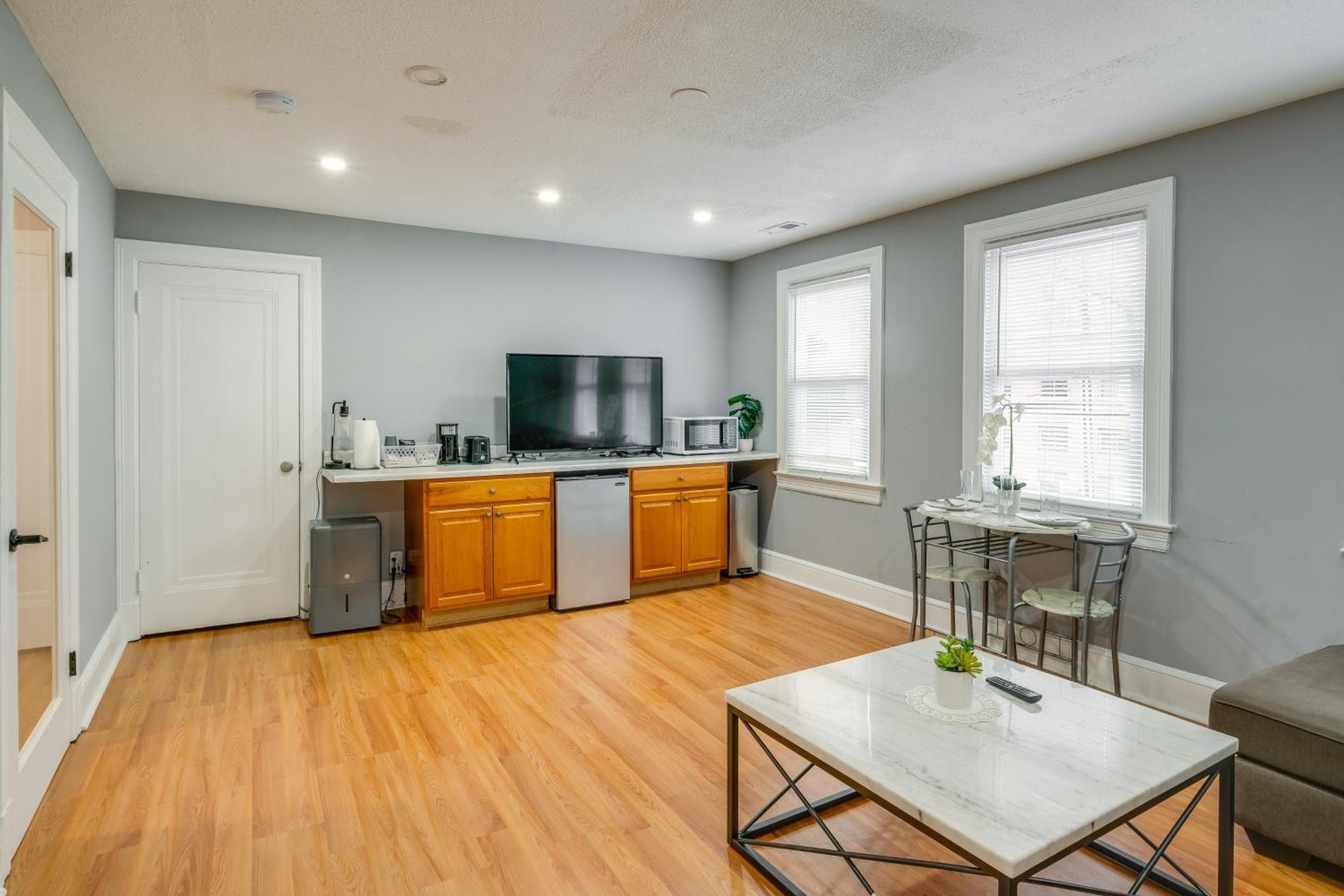 Easy Metro Access: WFH-Friendly Apt 7 Mi to DC!