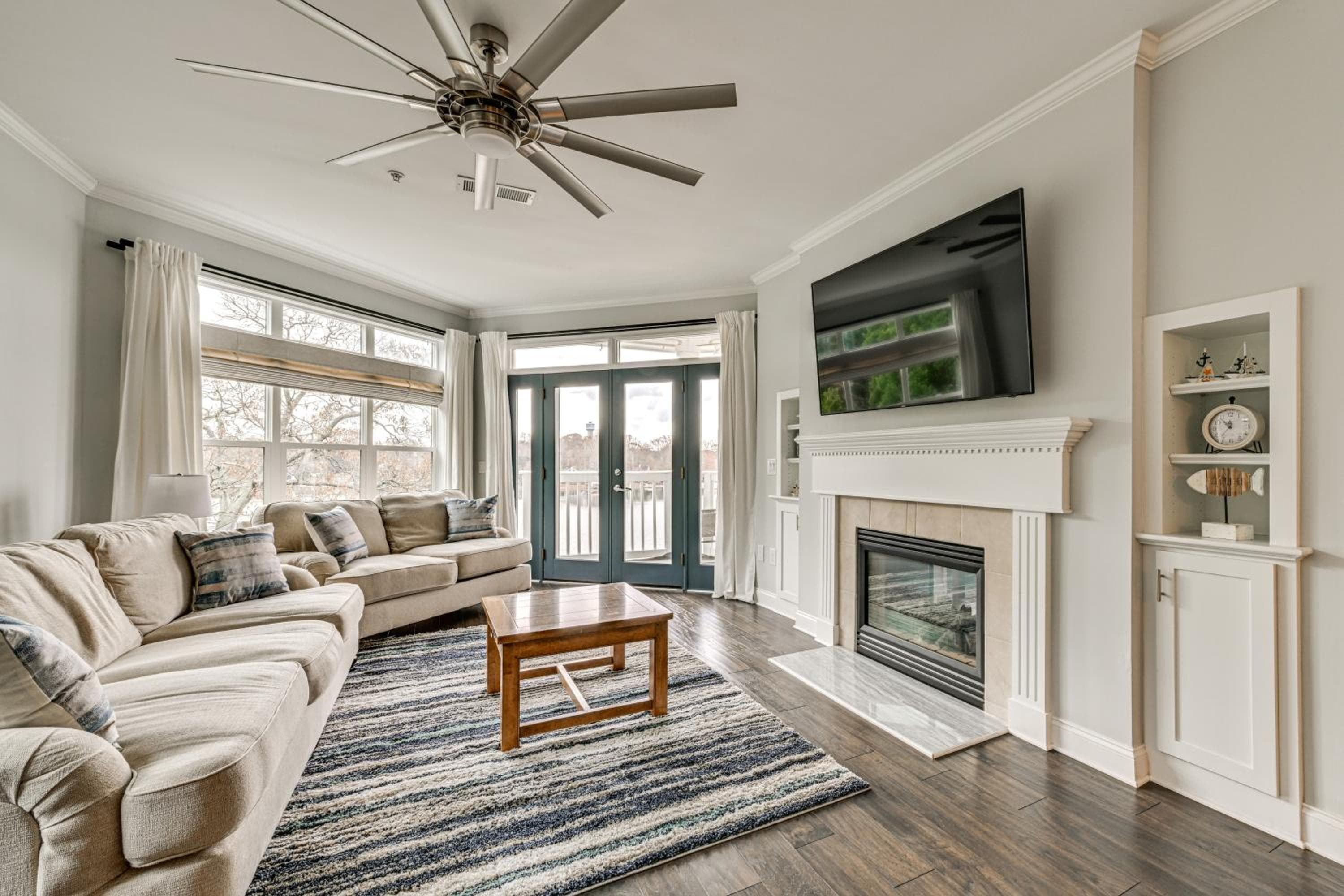 Condo w/ Deck: Waterfront Lake Norman Retreat!