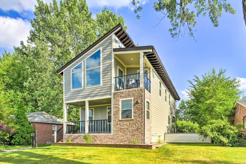 Sunny Clawson Home w/ Yard - Walk to Main St!