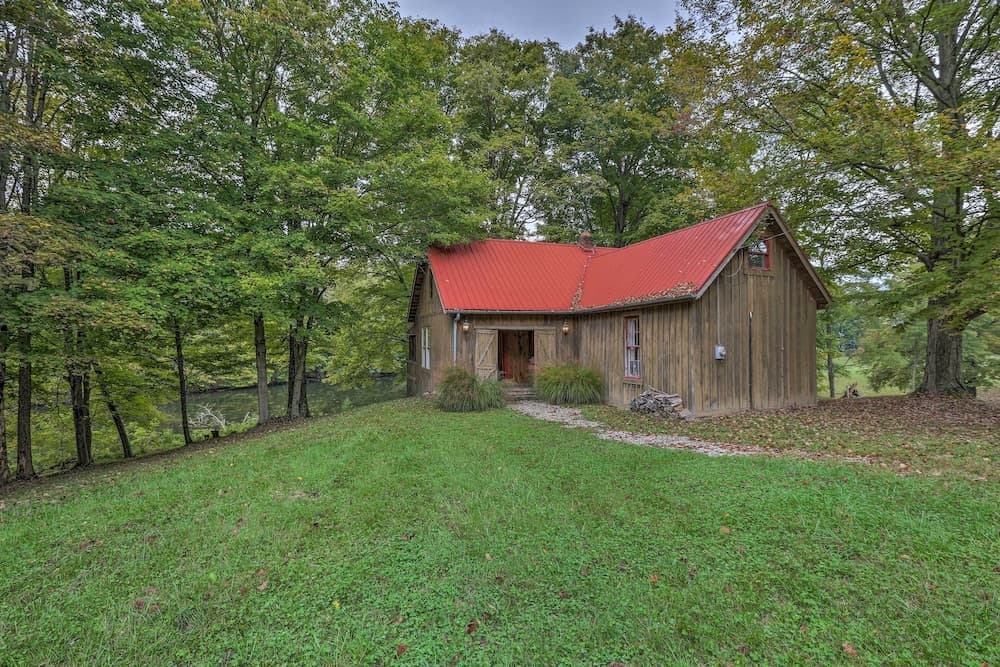 Rustic Cabin in the Woods: 2-acre Fishing Pond!
