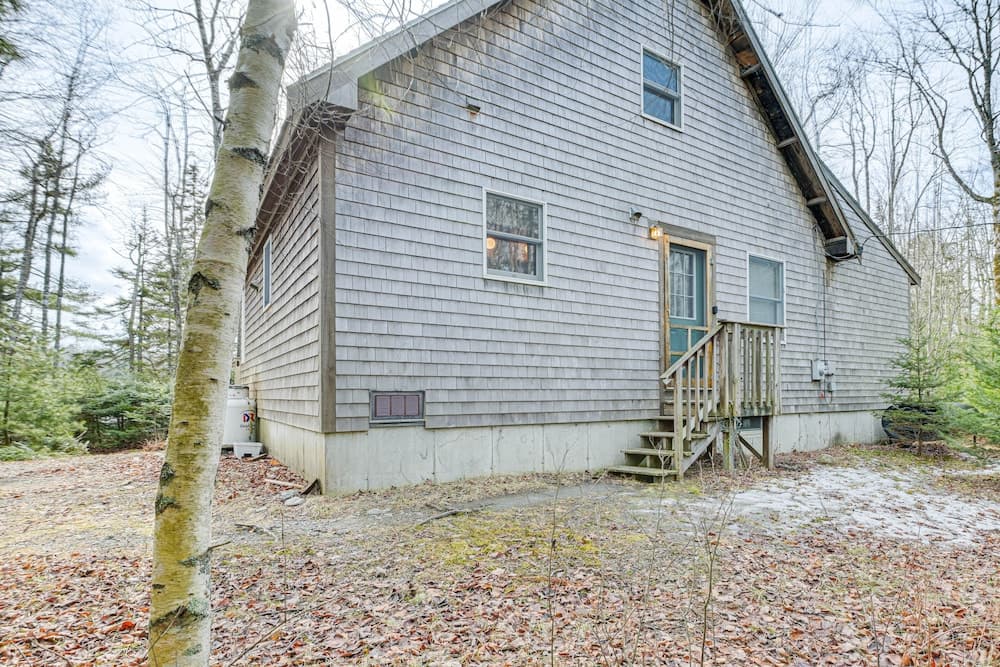 Lamoine Cabin w/ Deck ~ 16 Mi to Acadia Natl Park