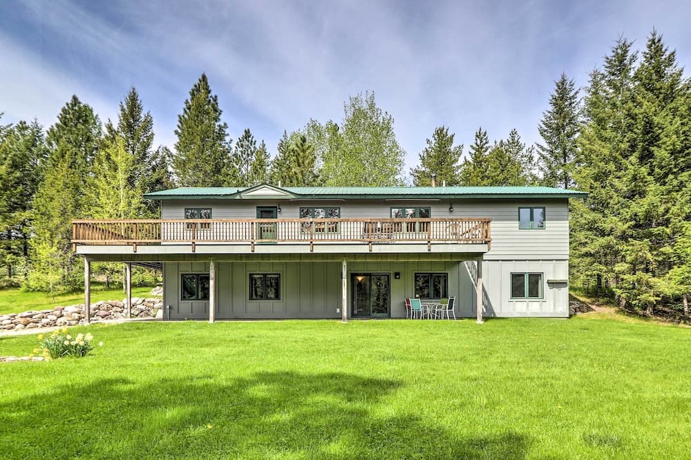 Scenic Forest Lodge Outside Glacier National Park!