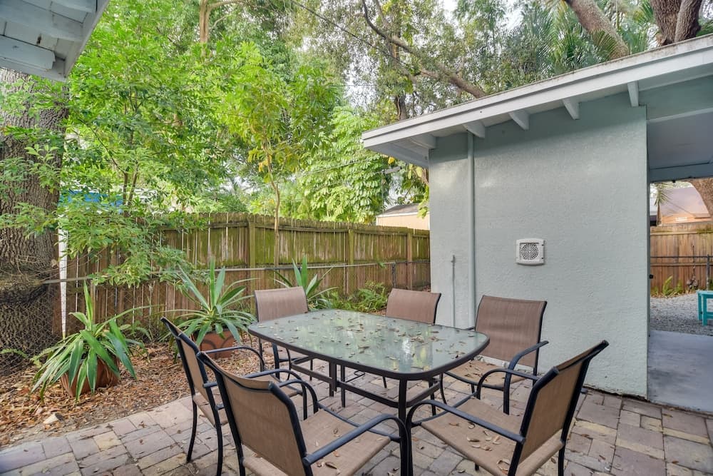 Walk to Art District + Beach: Pet-friendly Getaway