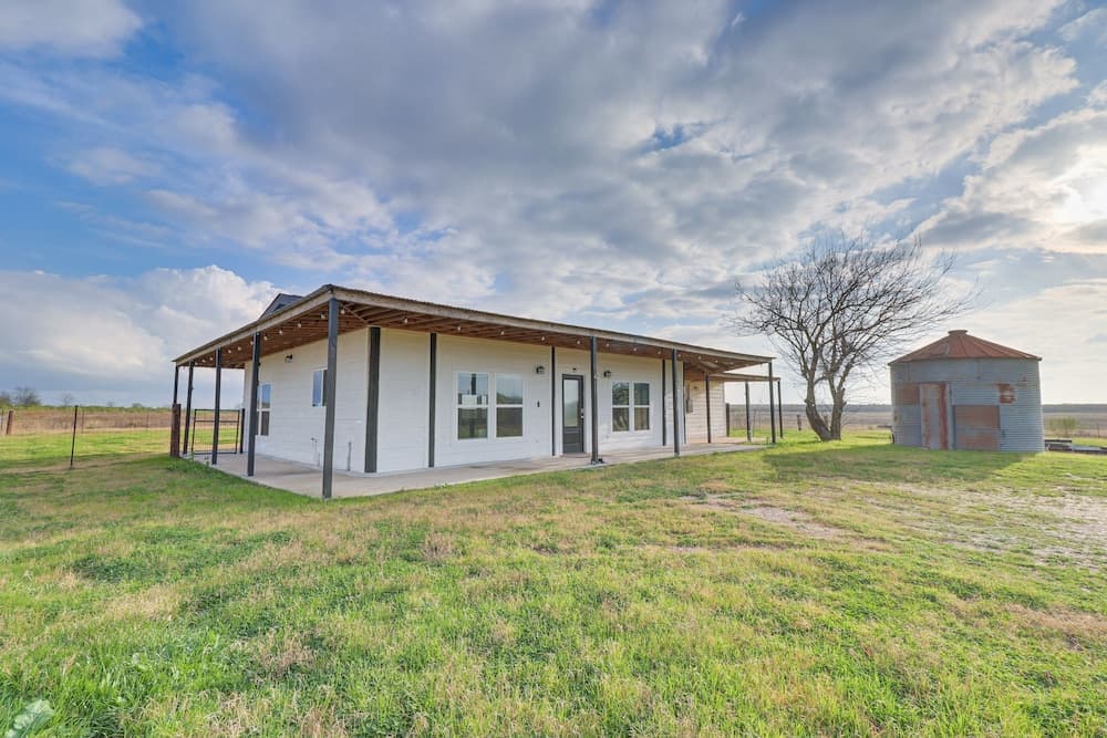 Modern Farmhouse in Del Valle: Rural Setting!