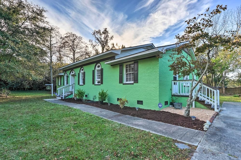 Pet-friendly Wilmington Home ~ 5 Mi to Beach!