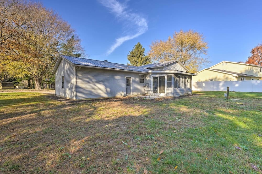Granger 'hedge House' w/ Sunroom & Yard Games