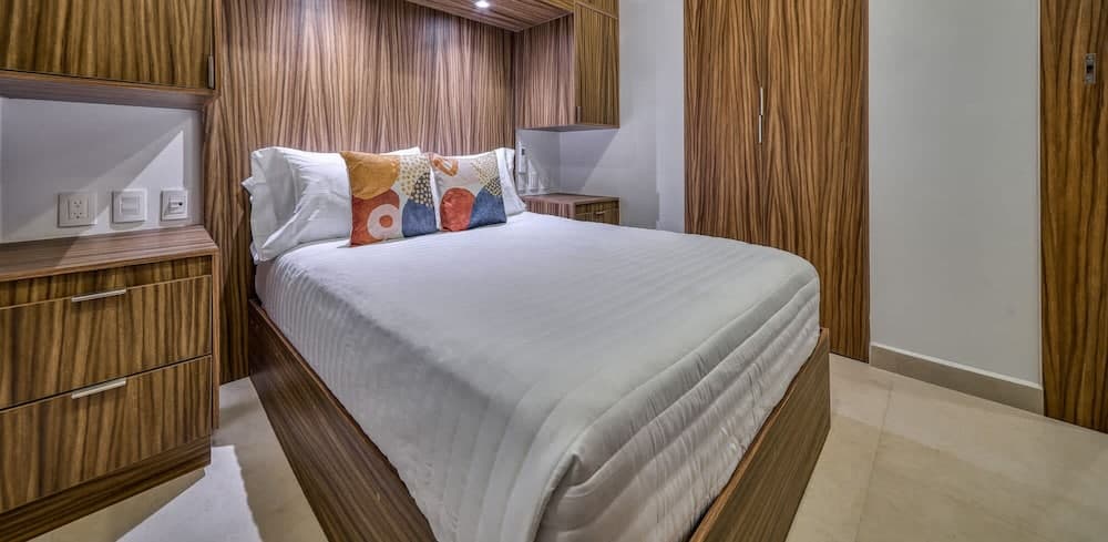 Brand New 1 BR Condo - Pool - Jacuzzi - Gym