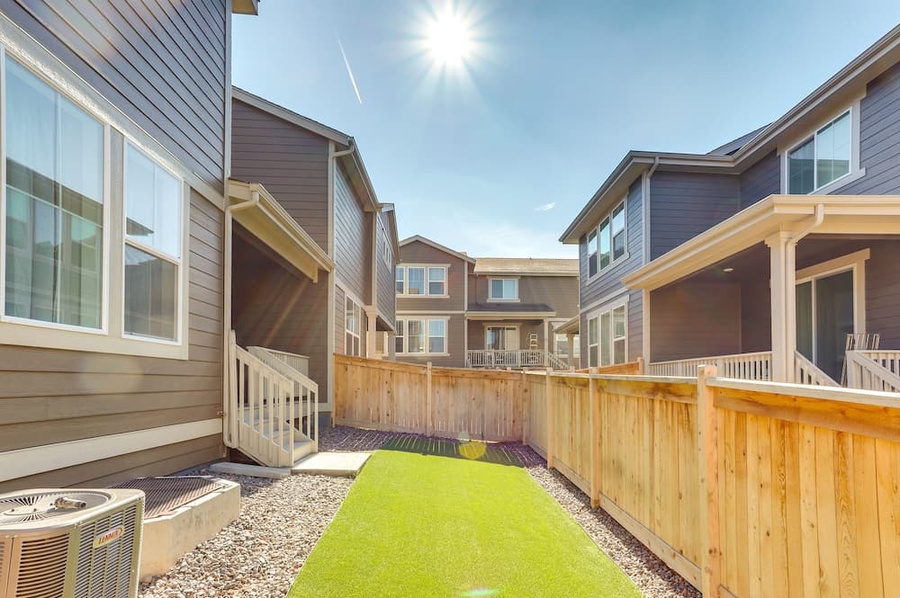 9 Mi to Airport: Commerce City Townhome w/ Deck